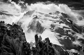 Alexandre Buisse是一位喜欢冒险摄影的登山爱好者，这些照片是他在登山途中的一些影像记录。俗话说，无限风光在险峰，更何况，是这些挑战人类极限的雪山。