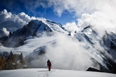 Alexandre Buisse是一位喜欢冒险摄影的登山爱好者，这些照片是他在登山途中的一些影像记录。俗话说，无限风光在险峰，更何况，是这些挑战人类极限的雪山。