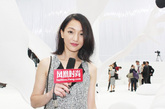 中国影星周迅小姐特别挑选了一件古董高级定制服礼服马甲，搭配短靴与裤装，肩跨Boy Chanel手袋，帅气亮相。