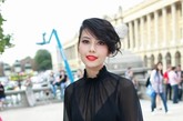 中国歌星高圆圆现身夏姿·陈Shiatzy Chen 2012年春夏发布会，透视上衣搭配水蓝色及膝裙再加上一抹红唇的点缀，美极了。
