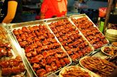卤味在台湾很流行，从猪脚到鸭舌，一应俱全。