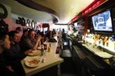 2010年3月24日，这是美国纽约一家新开的交易所主题烧烤酒吧，这里食物和饮料的价格会像股票价格一样波动。 
