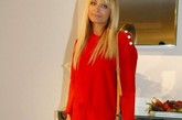妮可·里奇 (Nicole Richie) 夫妇一黑一红牵手来助阵，妮可·里奇 (Nicole Richie) 的金色长发在红色连衣裙的映衬下显得十分诱人。