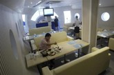 2009年5月26日，在江苏南京，也有飞机主题餐厅，一名男子正在“头等舱”用餐。


