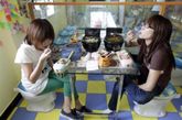 2009年9月9日，北京也有厕所主题餐厅，顾客坐在马桶上享受餐厅美食。餐厅的所有用具都是按卫生间的样式设计的，座椅是货真价实的马桶，菜盘都做成小号的便池和马桶。 
