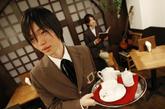 2008年1月29日，日本东京的Edelstein咖啡厅，服务员Yuta Asami（ 左 ）和Ritsuki Sunomiya，打扮成学生和教师模样。Edelstein“寄宿学校”的男学生涂着唇膏，柔弱的女校长就象漫画书中的同性恋。只有一个主题：如何为女性客人服务。（以下文图均来源于 凤凰网健康论坛） 
