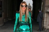 《Vogue》日本版自由时装总监及创意顾问安娜·戴洛·罗素(Anna Dello Russo)的荧光绿裙分外惹眼。