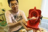 2008年6月29日，在浙江省杭州的一家以卫生间为主题的餐厅，一位食客正展示微型马桶中的冰淇淋甜品。餐厅把马桶作为餐椅，餐具往往是一些微型浴缸和微型马桶。