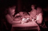  2006年11月25日，在这张红外曝光的图像中，几名顾客在完全黑暗的餐厅用餐。这是一家西好莱坞的Opaque餐厅。这一周它的美食体验是：在漆黑的餐厅中享用三道大餐，由盲人服务员服务。
