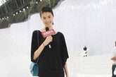 中国模特何穗一袭黑衣亮相，简洁的装扮并无过多的装饰，这正是香奈儿品牌形象的最好诠释。
