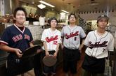  2004年9月30日，服务员正在观看棒球比赛的现场直播。这是位于日本东京的一家棒球主题餐厅，服务员都身着棒球服。 
