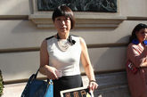 国内知名的“时尚女魔头”VOGUE中文版主编angelica张宇拿着凤凰网时尚的小黑板摆起POSE。