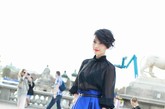 中国歌星高圆圆现身夏姿·陈Shiatzy Chen 2012年春夏发布会，透视上衣搭配水蓝色及膝裙再加上一抹红唇的点缀，美极了。