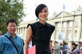 新晋时尚偶像陈燃一袭黑裙现身夏姿·陈Shiatzy Chen 2012年春夏发布会。荷叶裙摆层层叠叠甚是惹人爱。