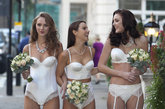 伦敦，M&S Lingerie 新娘内衣展示会。模特在伦敦格林酒店外展示本季M&S的新款新娘内衣。