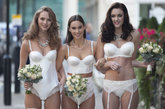 伦敦，M&S Lingerie 新娘内衣展示会。模特在伦敦格林酒店外展示本季M&S的新款新娘内衣。