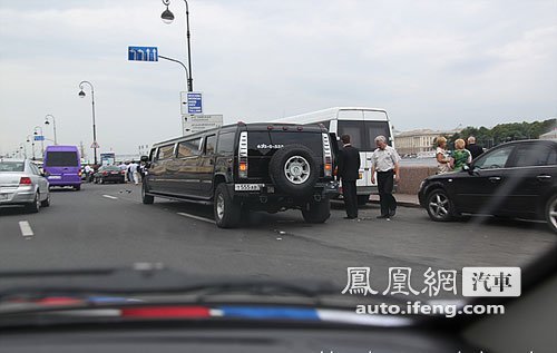 实拍俄罗斯街头各种豪车