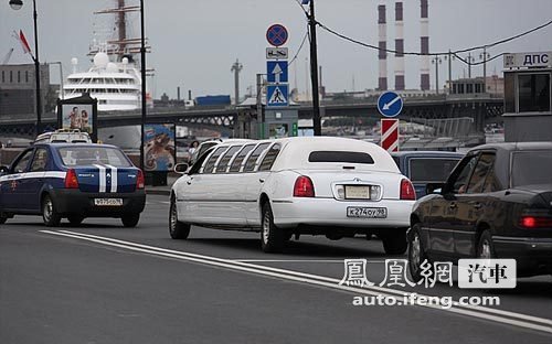 实拍俄罗斯街头各种豪车