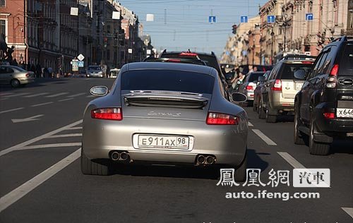 实拍俄罗斯街头各种豪车