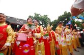 近日，中国国际“西湖情大红鹰玫瑰婚典”在浙江杭州运河文化广场举行，来自世界各国及北京、上海、甘肃、四川等地的110对新人，在玫瑰婚典中谱下爱情之曲。如果你正好来到这里旅游参观，就可以感受到尤为壮观的场面。