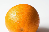 止咳化痰助消化：维生素B1冠军是柑橘

　　营养分析：维生素B1对神经系统的信号传导具有重要作用。在秋季盛产的水果当中，柑橘的维生素B1含量最高。中医认为，柑橘养阴生津助消化，有止咳化痰的功效，肺部不适的人比较适宜吃。