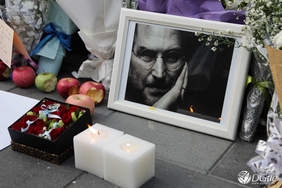 北京三里屯苹果专卖店果粉纪念乔布斯去世高清