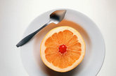 误区纠正：吃柑橘千万别把橘瓤外白色的筋络扯掉，这一部分对人体的健康非常有益。中医认为，橘络具有通络化痰、顺气活血之功，不仅是慢性支气管炎、冠心病等慢性疾病患者的食疗佳品，而且对久咳引起的胸部疼痛等不适还有辅助治疗作用。
