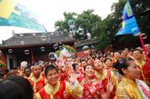 近日，中国国际“西湖情大红鹰玫瑰婚典”在浙江杭州运河文化广场举行，来自世界各国及北京、上海、甘肃、四川等地的110对新人，在玫瑰婚典中谱下爱情之曲。如果你正好来到这里旅游参观，就可以感受到尤为壮观的场面。