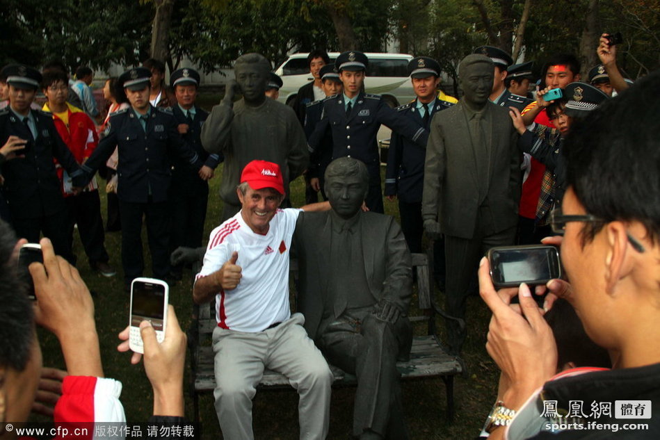 国足世界杯出线十周年纪念 米卢搂南勇铜像[高