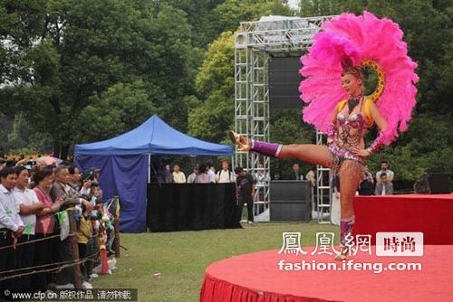 上海旅游节落幕 桑巴女郎邀游人共舞 