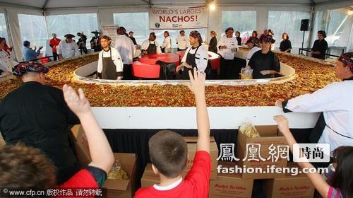 世界3999磅最大烤玉米片 创吉尼斯纪录