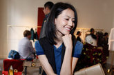 OLAY最新代言人高圆圆身着由中国著名设计师谢锋为其手工定制的“梅花弄”亮相巴黎时装周，在当地刮起一阵“中国风”。