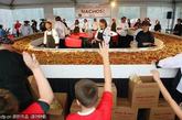美国马萨诸塞州比尔里卡，99餐厅（Ninety Nine Restaurants）的工作人员做出了一份重达3999磅的墨西哥风味烤玉米片，创造了世界最大烤玉米片吉尼斯纪录。
