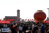 游客在天安门广场参观游览。新华社发（李方宇 摄） 