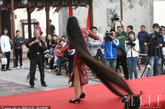 　这是另一位姑娘正在展示其长为2.97米的秀发。