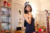OLAY最新代言人高圆圆身着由中国著名设计师谢锋为其手工定制的“梅花弄”亮相巴黎时装周，在当地刮起一阵“中国风”。