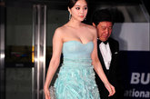 范冰冰身着蓝色抹胸礼裙亮相韩国。相对于大胆低胸出位的众韩女星，衣着相对保守的范冰冰只能努力靠高贵气质取胜。
