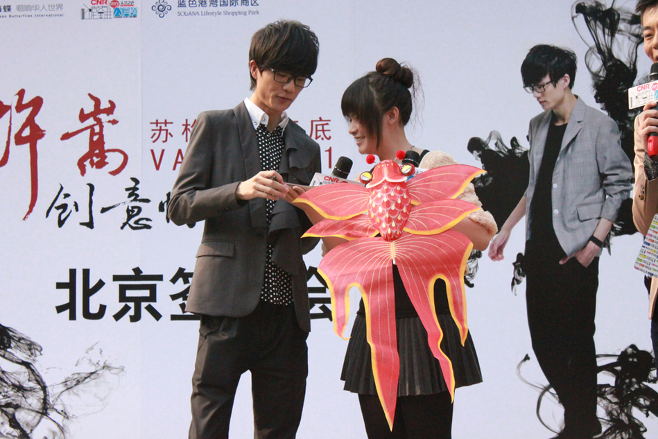 许嵩签票会人气爆棚 清华才女祝票房大卖[高清