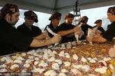 美国马萨诸塞州比尔里卡，99餐厅（Ninety Nine Restaurants）的工作人员做出了一份重达3999磅的墨西哥风味烤玉米片，创造了世界最大烤玉米片吉尼斯纪录。

