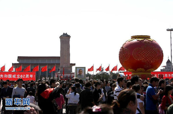 长假期间天安门广场游人如织 感受节日喜悦