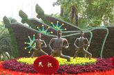 2011年10月6日，武汉解放公园。2011年武汉花卉展以辛亥革命为主题，纪念辛亥革命100周年。三民主义雕塑景致