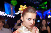 俄罗斯的时尚女白领们，下班后都喜欢在夜店徜徉，那里有同样下班后休闲的男青年。