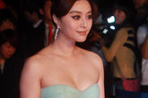 范冰冰出席第16届釜山电影节开幕红毯，身着Zuhair Murad 冰蓝色抹胸嵌褶花曳地礼裙。相对于之前出席电影节的出位衣着，此次范冰冰以保守抹胸装亮相。
