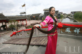 这就是那位冠军选手，来自天津的姑娘，正在展示其长3.35米的秀发。 