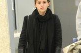 Emma Watson（艾玛·沃特森）

用发箍将头发全部往后梳，看起来有些运动风的短发，干净清爽。