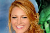 明星榜样：Blake Lively

　　浪漫仙女 偏分S卷刘海 歪扎鱼尾辫子

　　灵感来自于Rodarte 2011秋冬秀场松散大鱼尾辫子马尾造型，Blake Lively的这款发型采用了偏分S卷刘海，将其稍宽的额头半遮修饰，长长的马尾+辫子造型，带出浪漫的仙女气息，很有秋日童话的感觉哦！ 