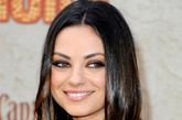 明星榜样：Mila Kunis

　　自然随意知性感 中分倒U型长卷

　　采用倒U型的中分刘海是拉长脸型最保险的好办法，非常适合颧骨较宽的圆形脸或菱形脸。你可以选择像Mila Kunis这样的自然感长卷发，来让锁骨以上的头发保持自然垂直，发尾部分则采用随意的翻翘和内卷增加动感，打造具有亲和力的知性女性形象。 