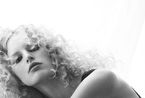 天使超模KK拍摄西班牙9月Vogue曲线大片