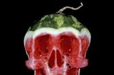 48岁的艺术家迪米特里·特卡拉夫用斧，锯和电钻在新鲜水果和蔬菜雕成骷髅头的形状，并用解剖刀，镊子和棉花进行加工润色，对细节进行修饰。
