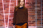 橙黑相间的条纹衫在秋冬十分亮眼，搭配同色系的橙色9分裤，时髦又有学生味。
